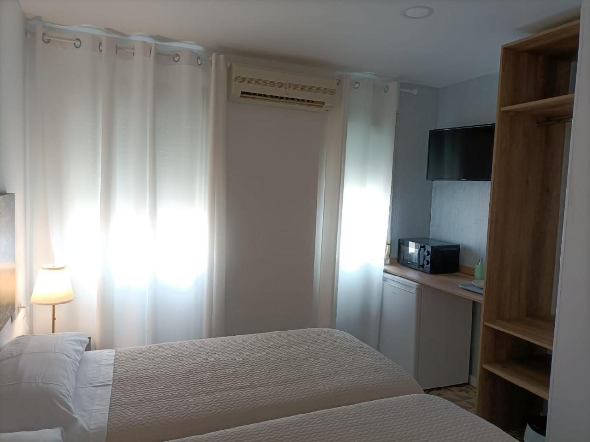 Hostal Las Encinas Hotel Villaviciosa de Odón Екстериор снимка