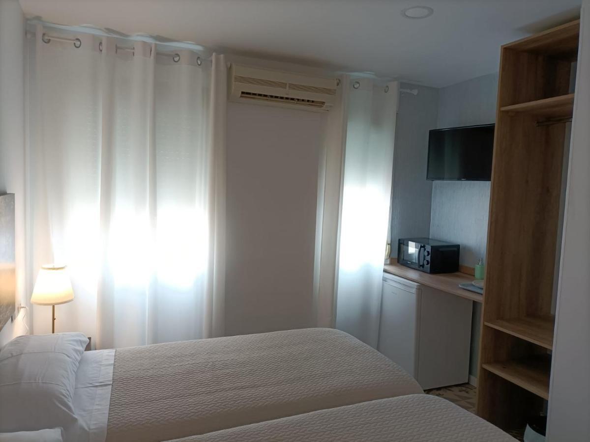 Hostal Las Encinas Villaviciosa de Odón Екстериор снимка