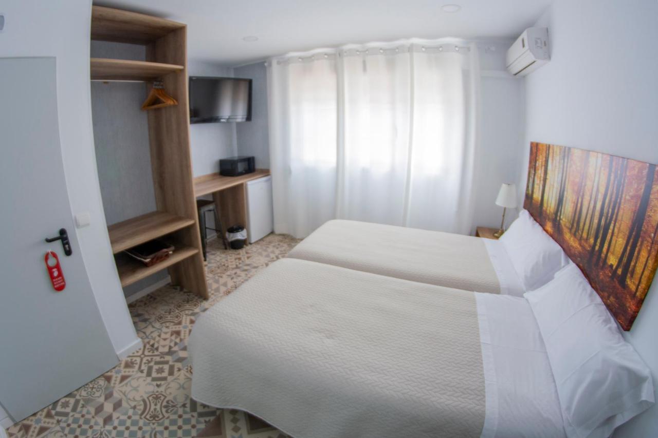 Hostal Las Encinas Villaviciosa de Odón Екстериор снимка