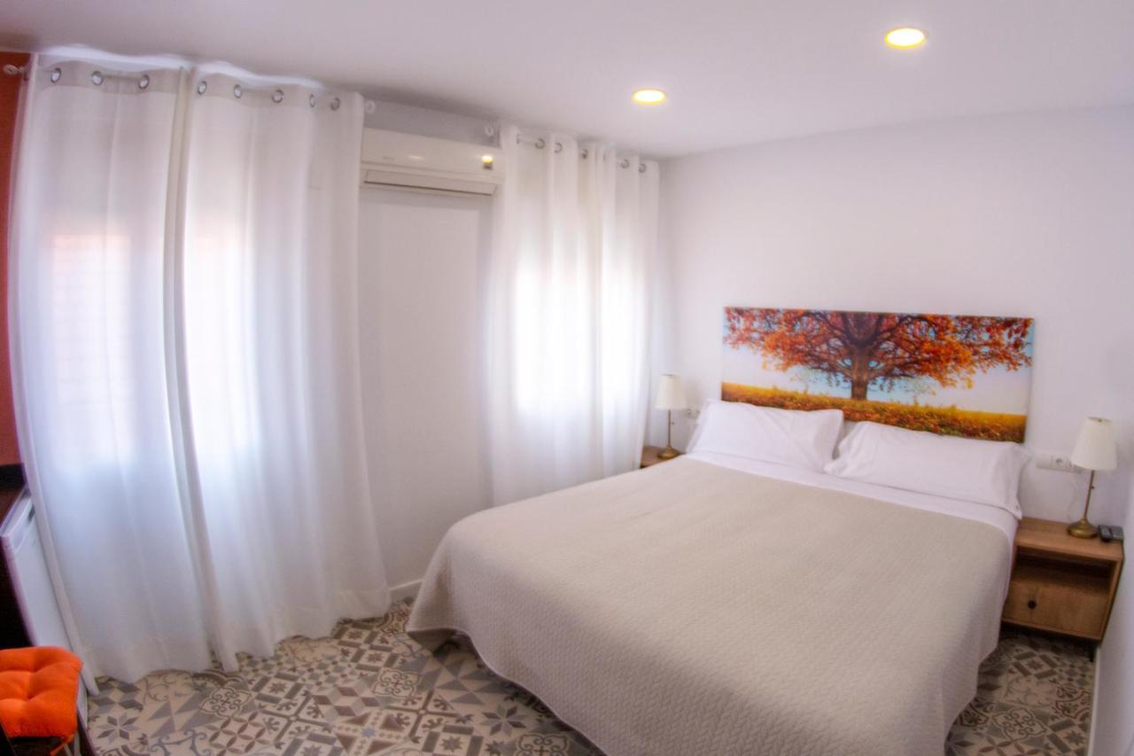 Hostal Las Encinas Villaviciosa de Odón Екстериор снимка