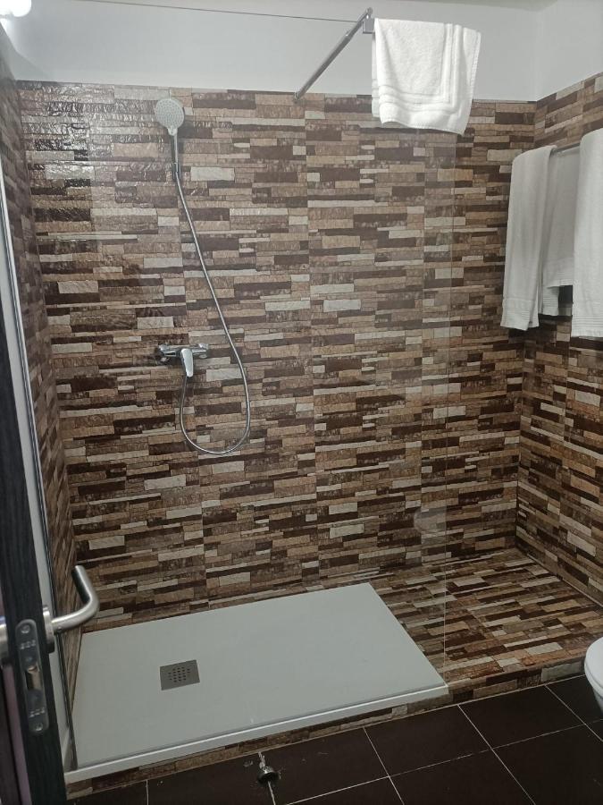 Hostal Las Encinas Villaviciosa de Odón Екстериор снимка